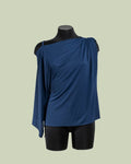 Blusa con Spalla Scesa e Drappeggio Asimmetrico – Mimi-Muà