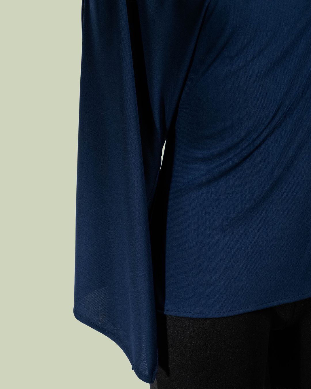 Blusa con Spalla Scesa e Drappeggio Asimmetrico – Mimi-Muà