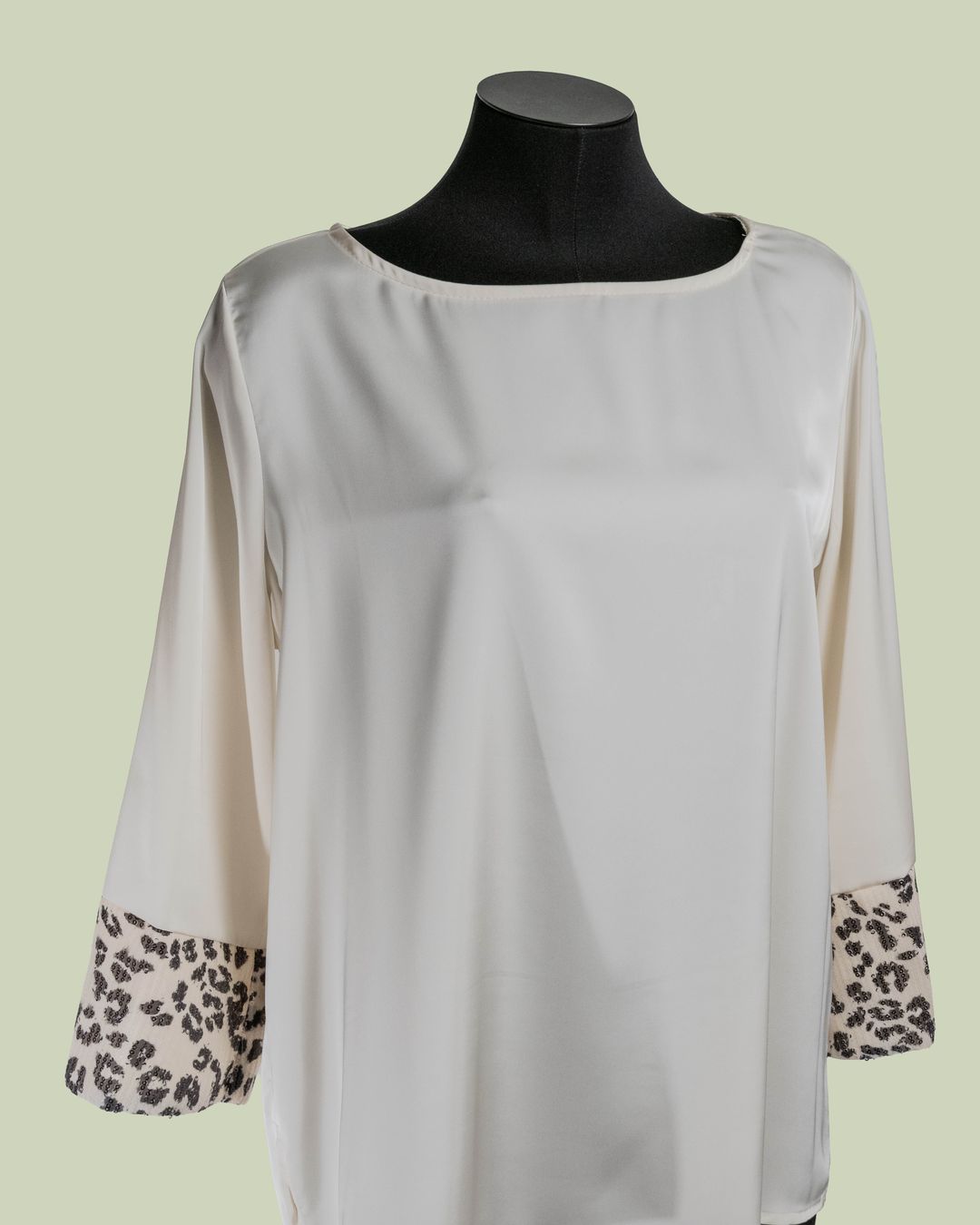 Blusa in Raso con Polsino Paillettato Animalier – Mimi-Muà