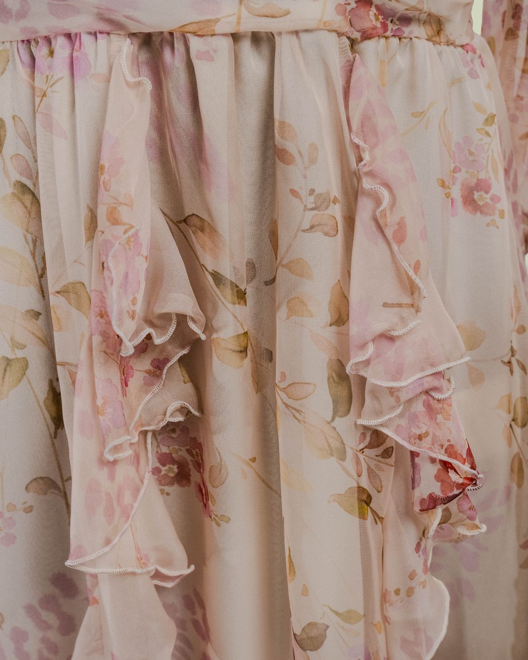 Abito Lungo in Chiffon Floreale con Rouches e Laccetto – Mimi-Muà