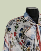 Blusa in Poliestere Riciclato con Fiocco e Stampa Floreale – Mimi-Muà