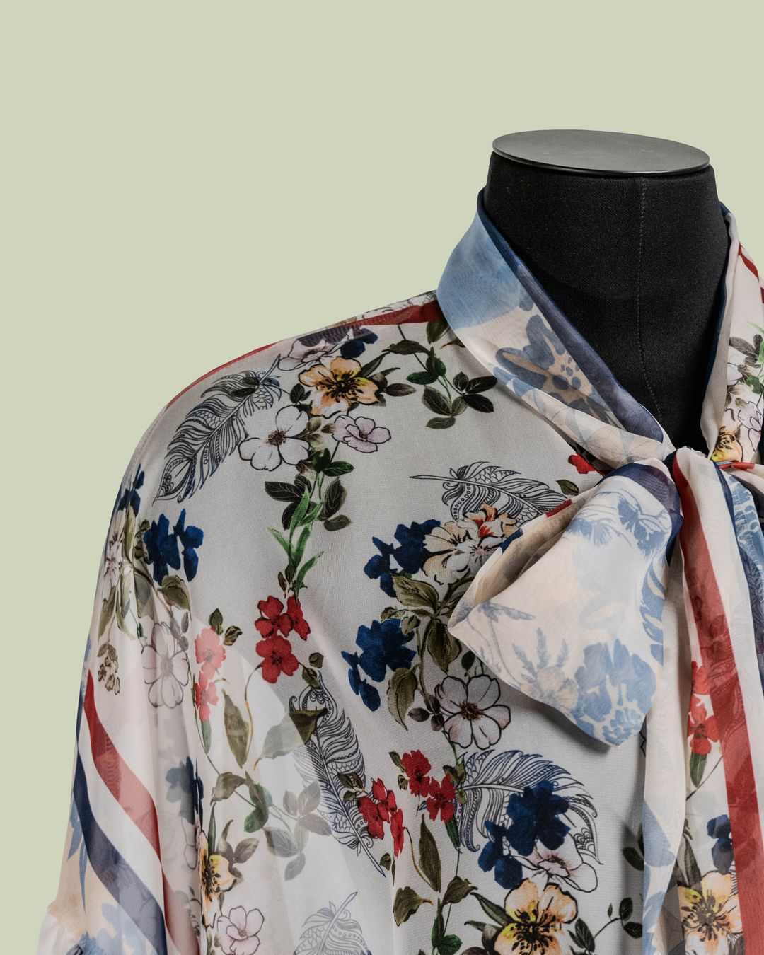 Blusa in Poliestere Riciclato con Fiocco e Stampa Floreale – Mimi-Muà