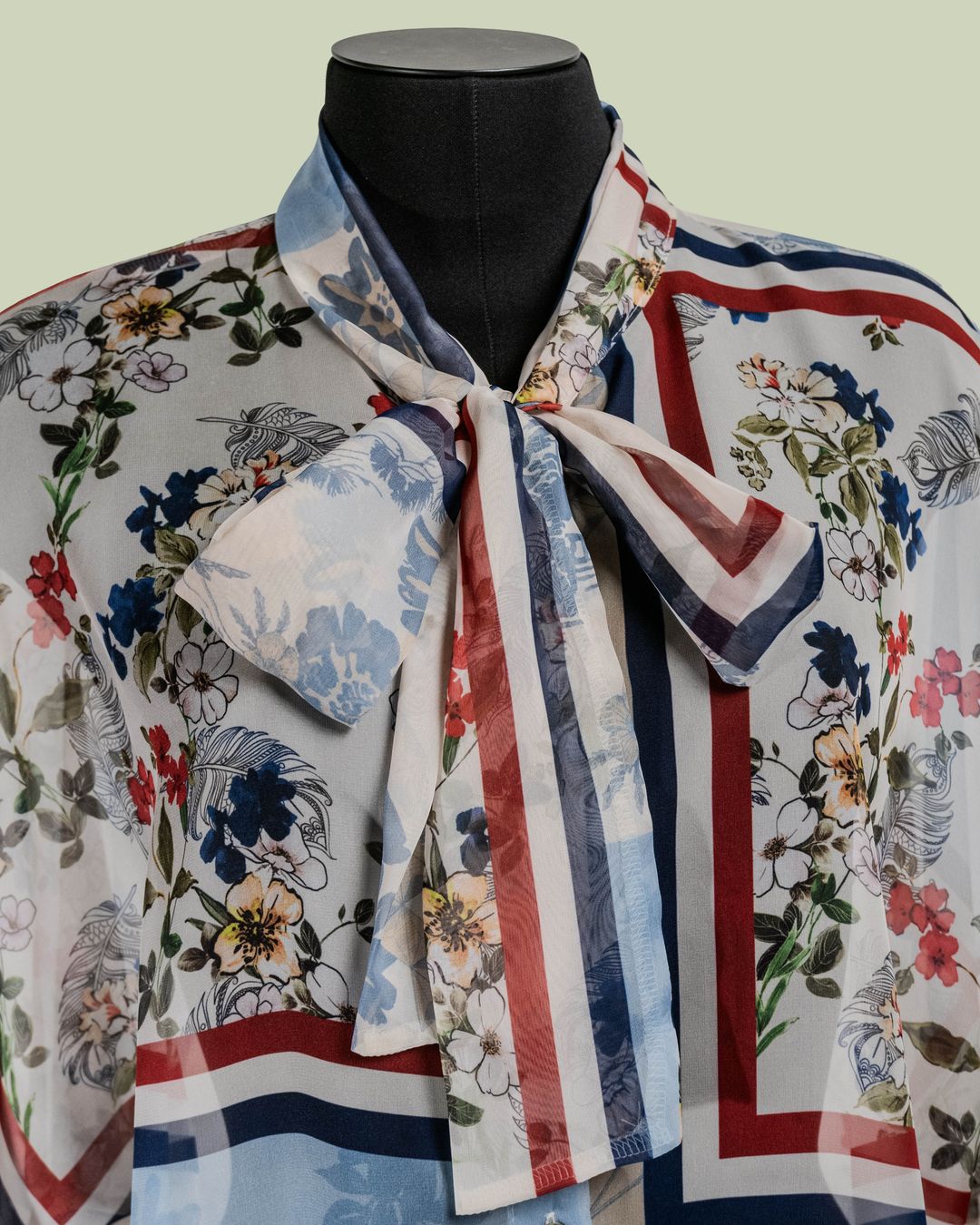 Blusa in Poliestere Riciclato con Fiocco e Stampa Floreale – Mimi-Muà