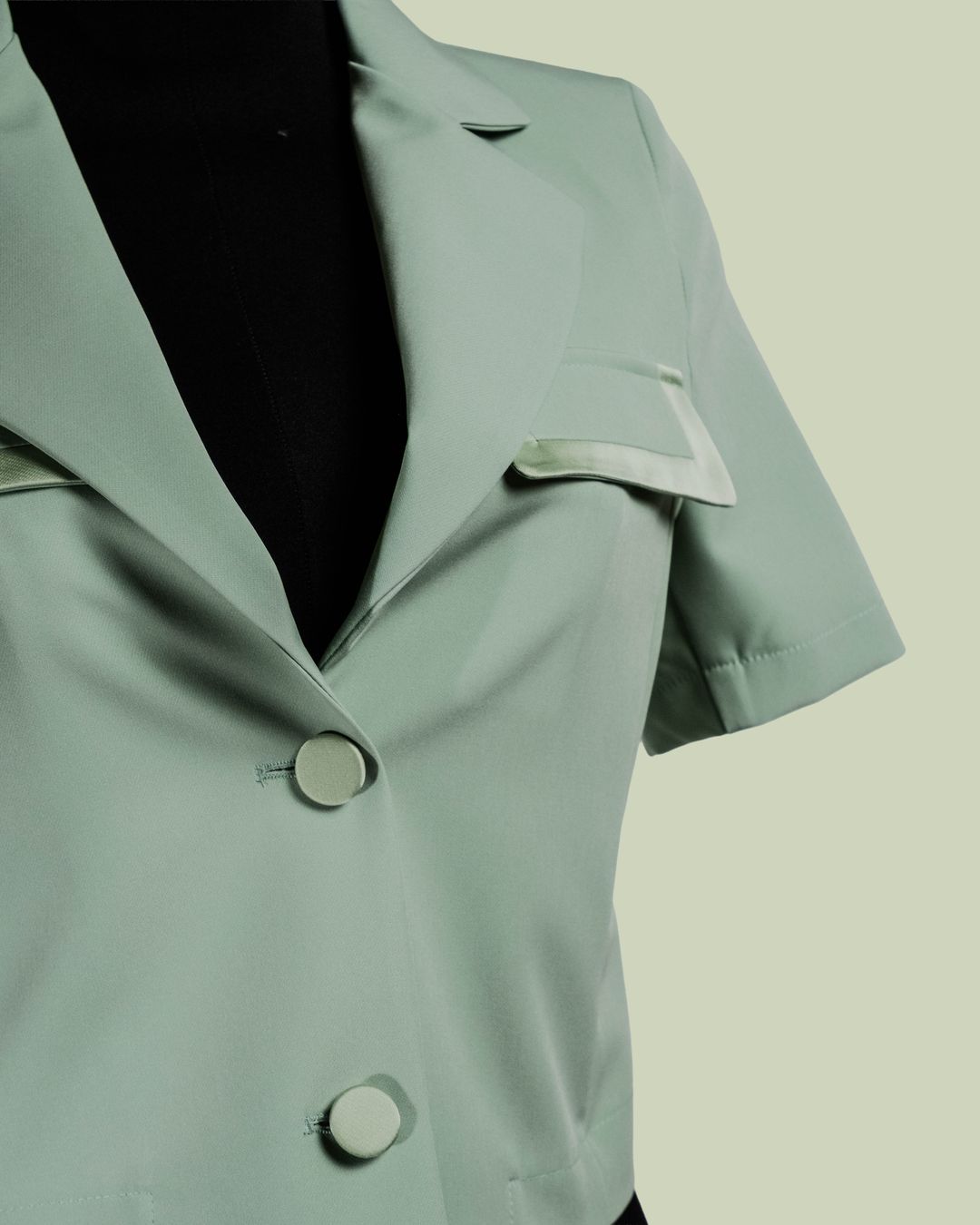 Giacca Cropped a Maniche Corte con Finiture in Raso – Mimi-Muà