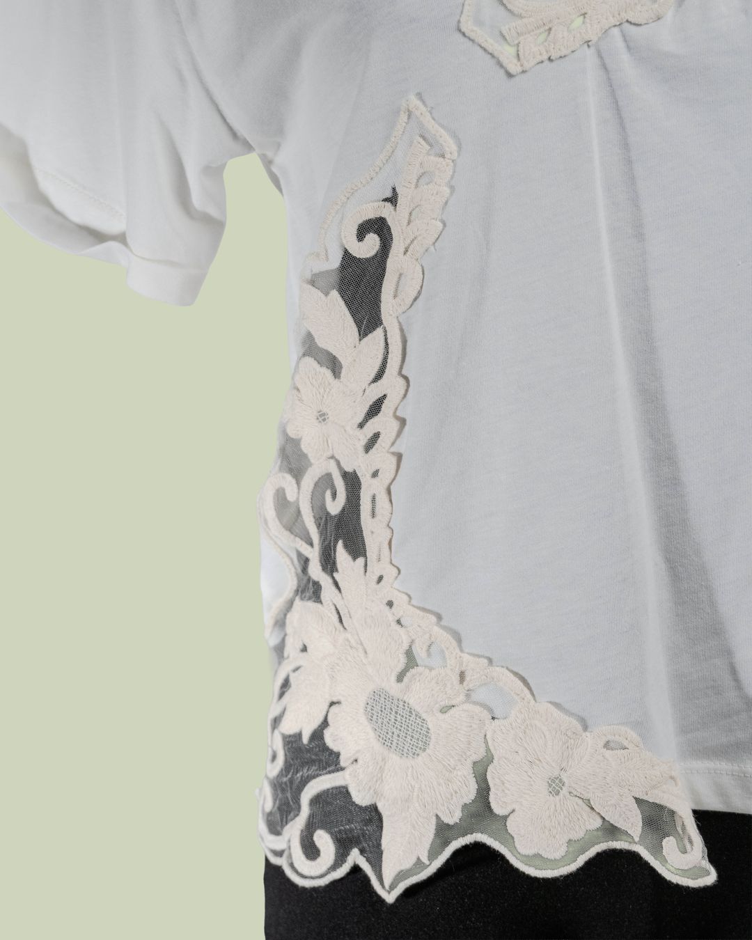 T-shirt con Applicazione Asimmetrica in Pizzo Ricamato – ECO