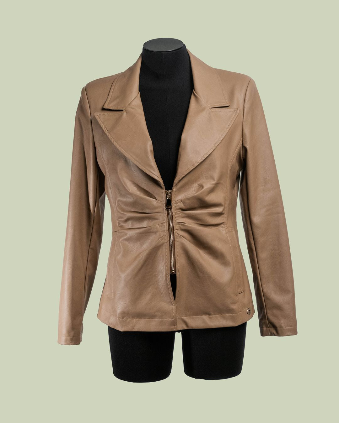 Giacca in Simil Pelle con Zip e Drappeggio Centrale – ECO