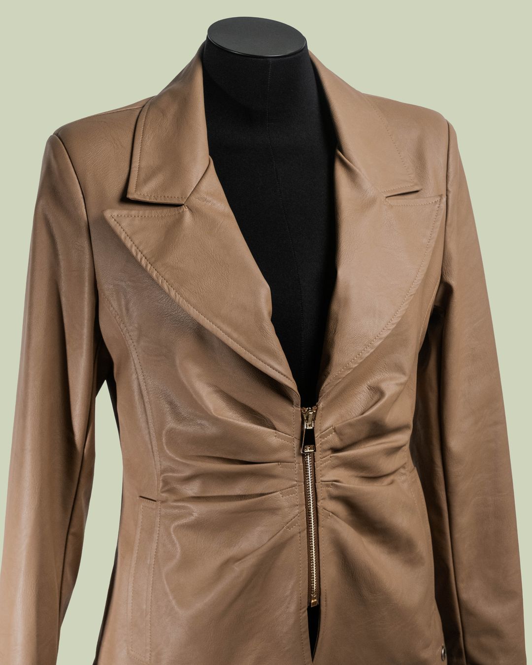 Giacca in Simil Pelle con Zip e Drappeggio Centrale – ECO