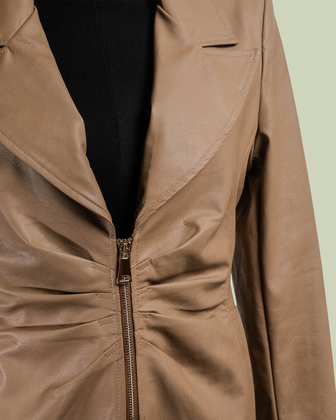 Giacca in Simil Pelle con Zip e Drappeggio Centrale – ECO