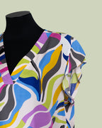 Blusa in Rayon con Stampa Astratta e Scollo a V – Talissa