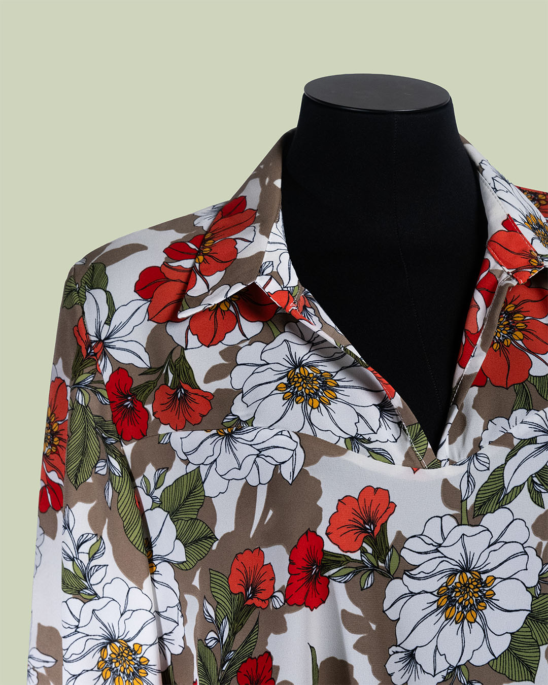 Blusa con Colletto Aperto e Stampa Floreale a Maniche ¾ – Talissa