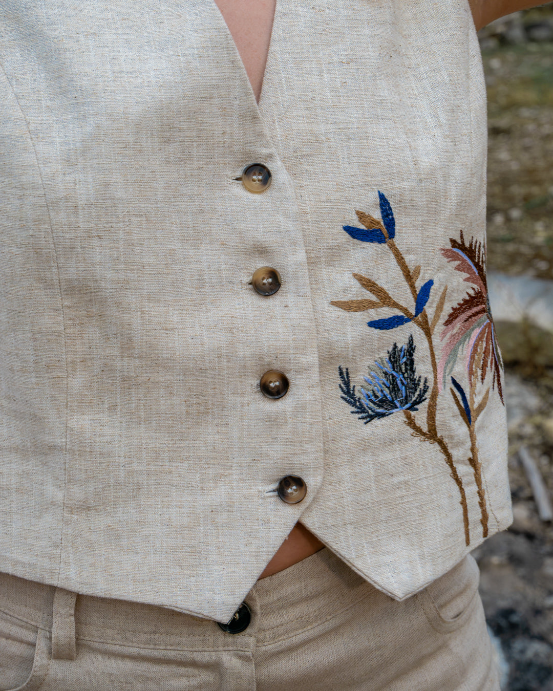 Coordinato in lino: gilet ricamato e pantaloni palazzo