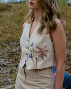 Coordinato in lino: gilet ricamato e pantaloni palazzo