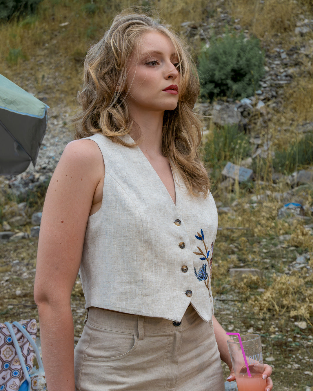Coordinato in lino: gilet ricamato e pantaloni palazzo