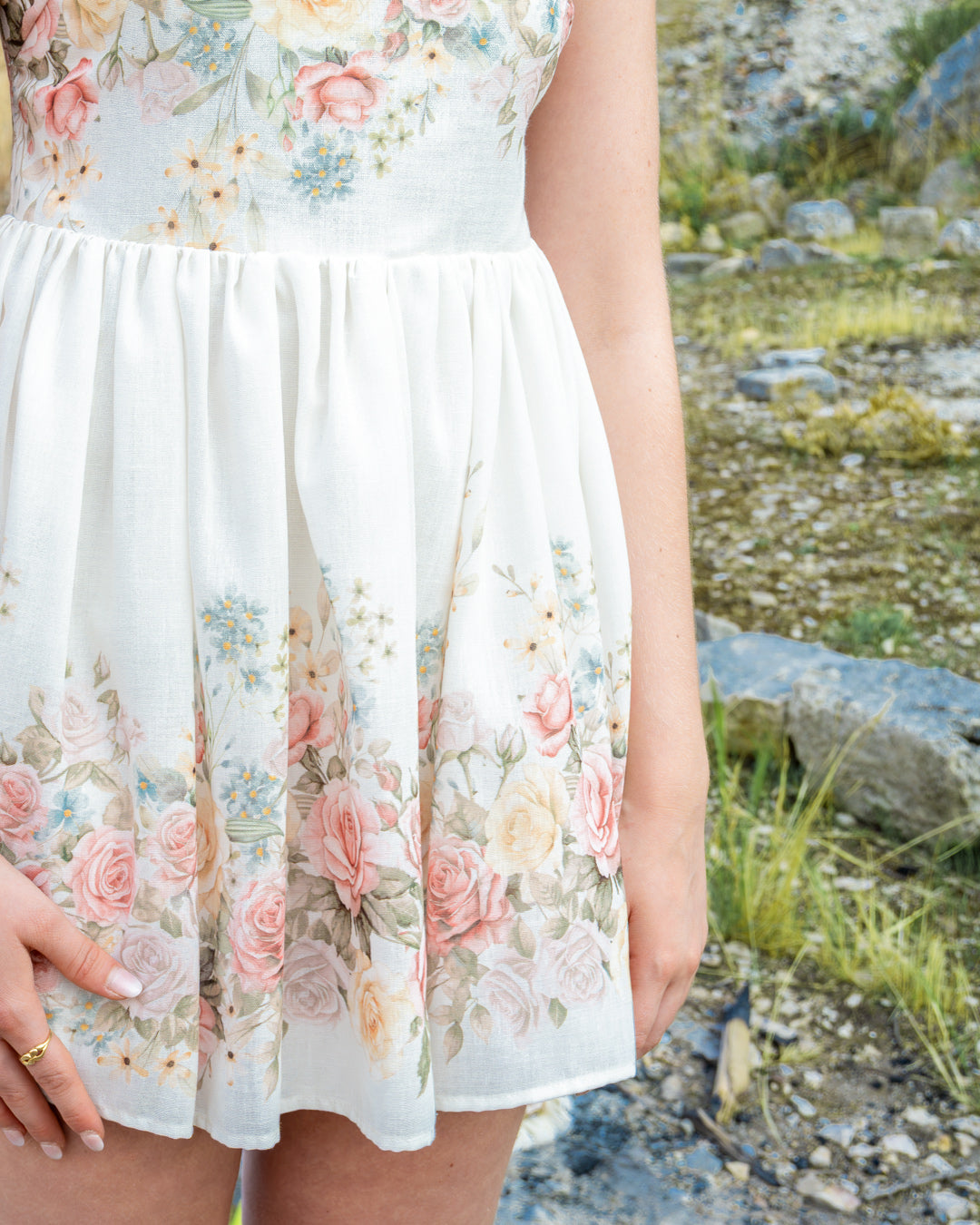 Abito mini a fiori in tessuto fluido, linea babydoll