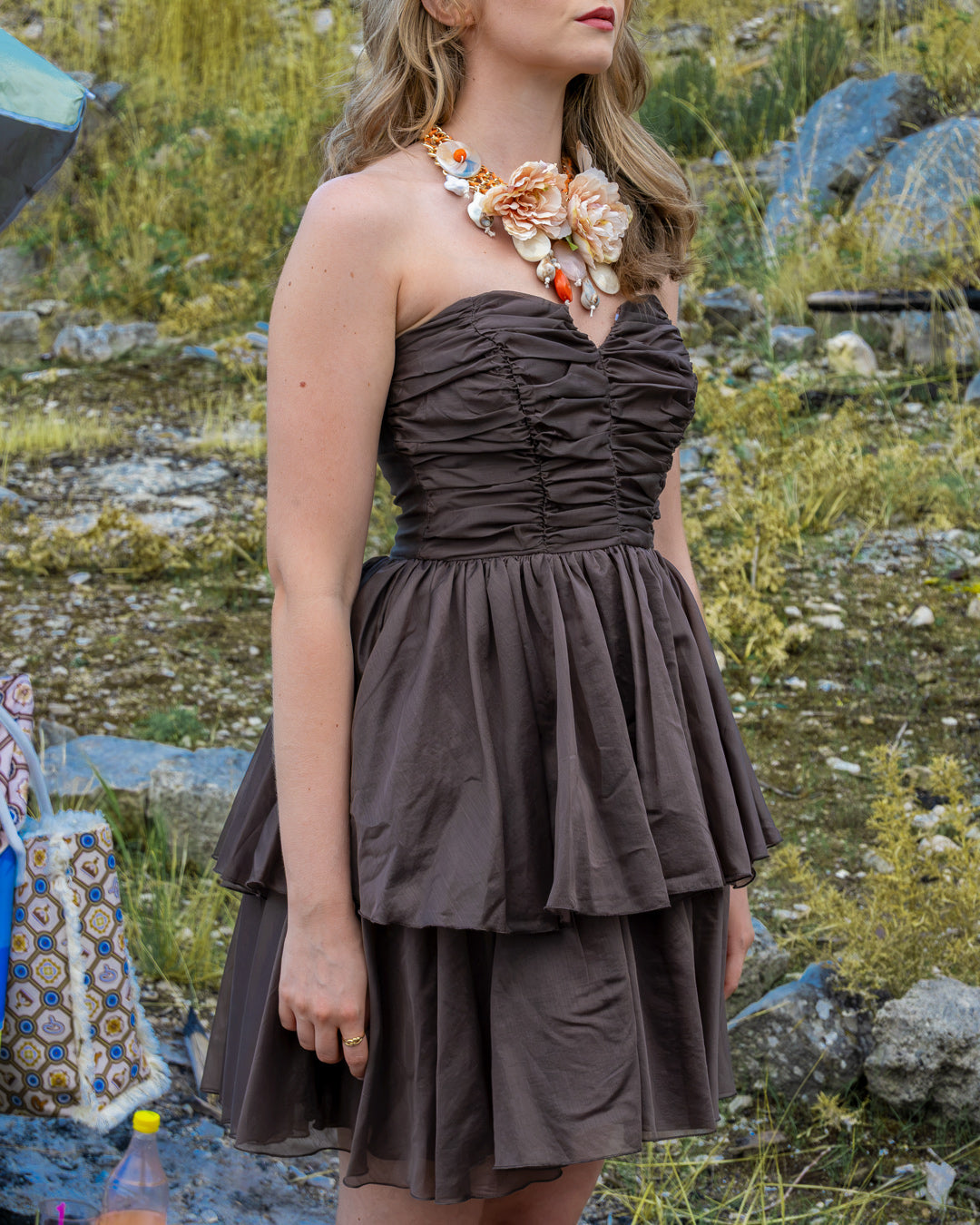 Abito mini bustier drappeggiato in lyocell, doppia balza